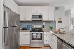 OTR off Vine+Queen Bed+Smart TV+Sleep 3ppl+3rd Fl - Image 3