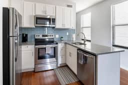Prime OTR, Lux Queen Bed, 50in TV, FREE Light Rail - Image 4