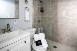 Prime OTR, Lux Queen Bed, 50in TV, FREE Light Rail - Image 5