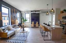 OTR by TQL+King Bed+Smart TV+$ Private Park+3rd Fl - Image 2