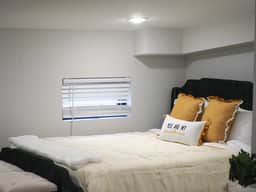 OTR by TQL+Queen Bed+50inTV+ Light Rail+Parking - Image 2