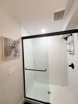 OTR by TQL+Queen Bed+50inTV+ Light Rail+Parking - Image 5