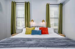 OTR TQL+Sleeps 4ppl+King Bed+$ Private Park+2nd Fl - Image 2