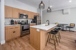 OTR TQL+Sleeps 4ppl+King Bed+$ Private Park+2nd Fl - Image 3