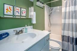 Mt Adams 5 min 2 OTR|Sleeps 6|Deck Views|Smart TVs - Image 4