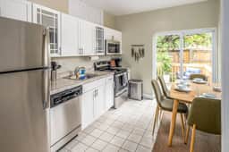 Mt Adams 5 min 2 OTR|Sleeps 6|Deck Views|Smart TVs - Image 5