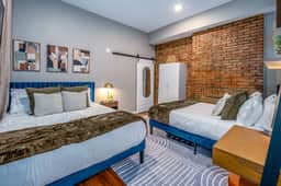 Urban OTR off Vine+2 Queen Beds+Sleep 5ppl+1st Fl - Image 4