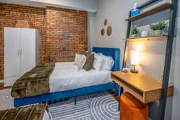Urban OTR off Vine+2 Queen Beds+Sleep 5ppl+1st Fl - Image 5