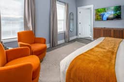 Walnut Hills by UC+Sleeps 7+King|Queen Beds+2nd Fl - Image 3