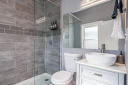 Walnut Hills by UC+Sleeps 7+King|Queen Beds+2nd Fl - Image 5