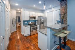 OTR by Findlay+Sleeps 6ppl+King Bed+Balcony+2nd Fl - Image 2