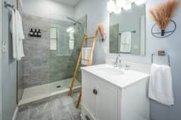 OTR by TQL+King Bed+Parking+wifi+Sleeps 6pp+1st Fl - Image 5