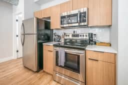 Prime OTR+King Bed+1st Fl+Smart TVs+Sleeps 3+$Park - Apartment - Image 3