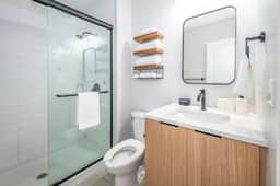 Prime OTR+King Bed+1st Fl+Smart TVs+Sleeps 3+$Park - Apartment - Image 5
