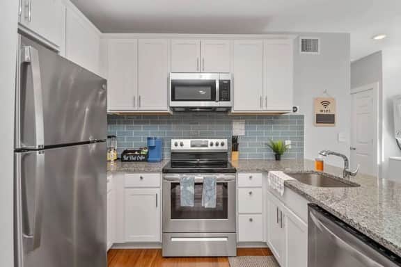 OTR off Vine+Queen Bed+Smart TV+Sleep 3ppl+3rd Fl - Image 3