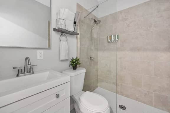 OTR off Vine+Queen Bed+Smart TV+Sleep 3ppl+3rd Fl - Image 4
