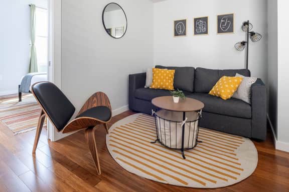 Prime OTR, Lux Queen Bed, 50in TV, FREE Light Rail - Image 2