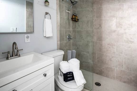 Prime OTR, Lux Queen Bed, 50in TV, FREE Light Rail - Image 5