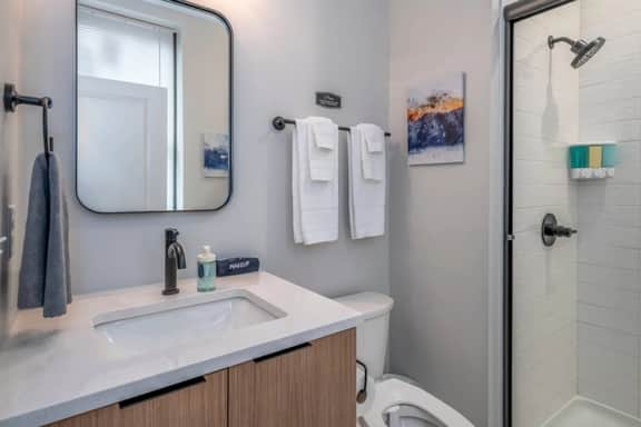 OTR by TQL+Lightrail+Queen Beds+Sleeps 8ppl+2nd Fl - Image 5