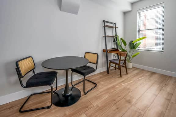 OTR TQL+Sleeps 4ppl+King Bed+$ Private Park+2nd Fl - Image 4