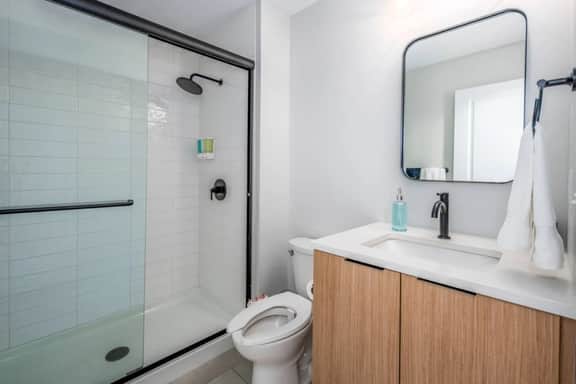 OTR TQL+Sleeps 4ppl+King Bed+$ Private Park+2nd Fl - Image 5