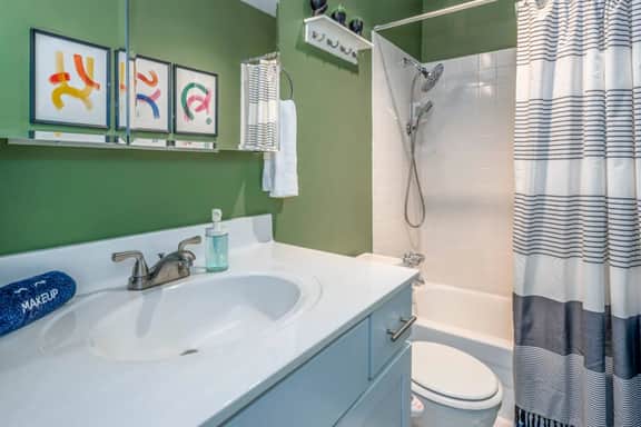 Mt Adams 5 min 2 OTR|Sleeps 6|Deck Views|Smart TVs - Image 4