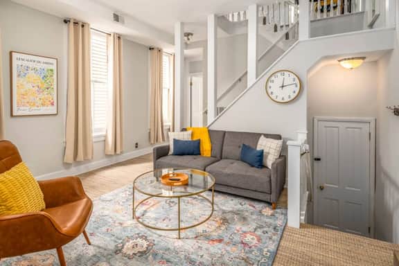 Mt Adams 5 min 2 OTR|Sleeps 6|Deck Views|Smart TVs - Image 2