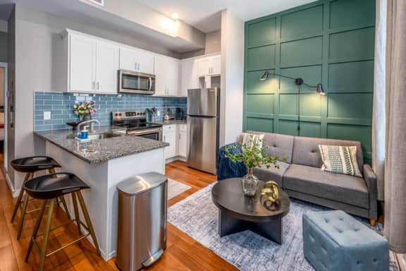 Urban OTR off Vine+2 Queen Beds+Sleep 5ppl+1st Fl - Image 2