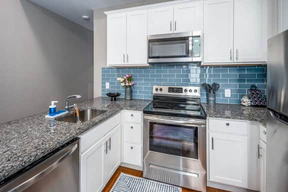 Urban OTR off Vine+2 Queen Beds+Sleep 5ppl+1st Fl - Image 3