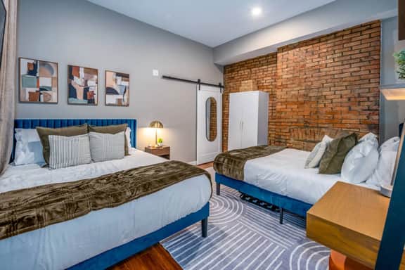 Urban OTR off Vine+2 Queen Beds+Sleep 5ppl+1st Fl - Image 4