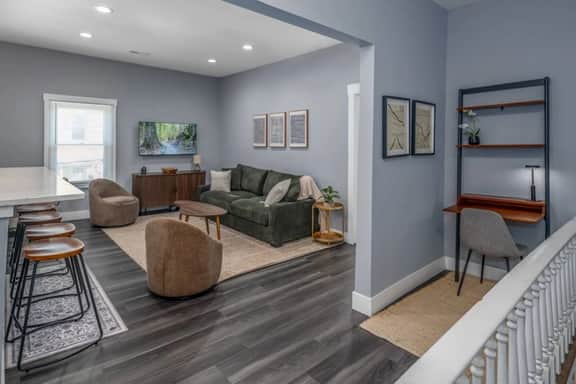 Walnut Hills by UC+Sleeps 7+King|Queen Beds+2nd Fl - Image 2