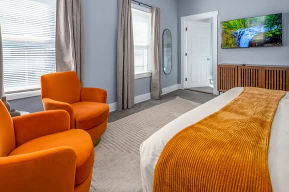Walnut Hills by UC+Sleeps 7+King|Queen Beds+2nd Fl - Image 3