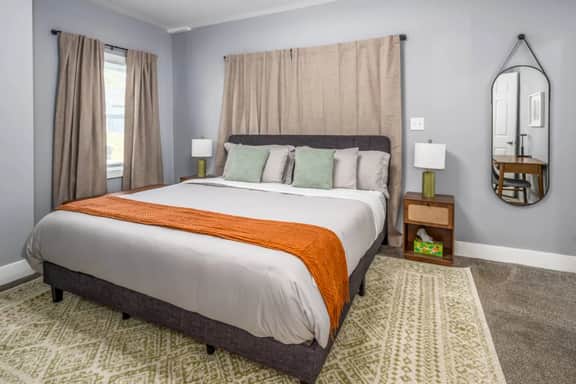 Walnut Hills+Mins to UC+King Beds+Smart TVs+1st Fl - Image 2