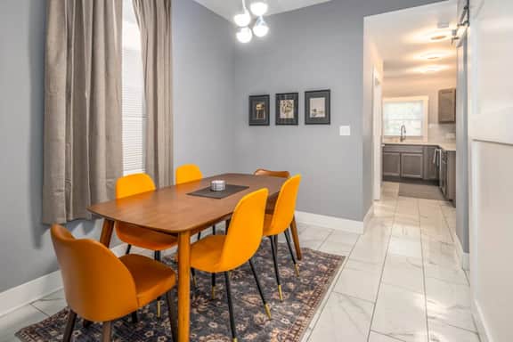 Walnut Hills+Mins to UC+King Beds+Smart TVs+1st Fl - Image 3
