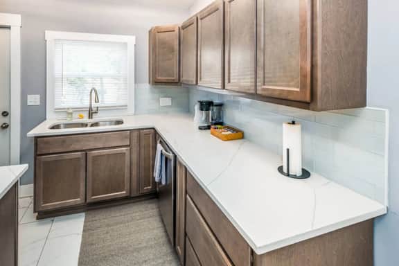 Walnut Hills+Mins to UC+King Beds+Smart TVs+1st Fl - Image 4