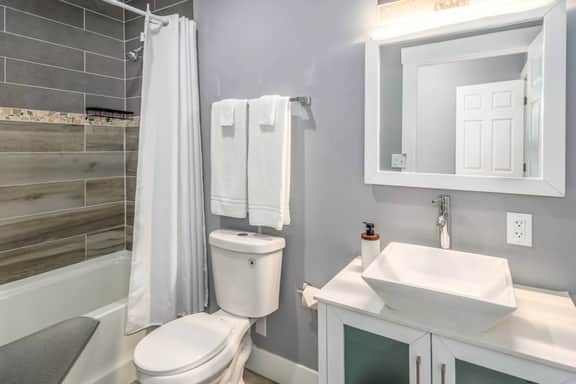 Walnut Hills+Mins to UC+King Beds+Smart TVs+1st Fl - Image 5