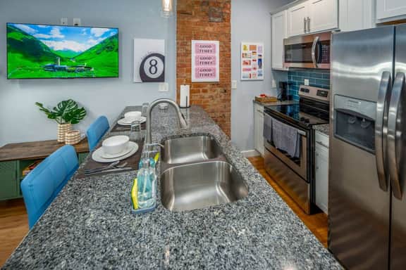 OTR by TQL+Smart TVs+King Bed+Wifi+Sleeps 3+2nd Fl - Image 2