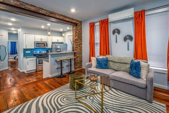 OTR by Findlay+Sleeps 6ppl+King Bed+Balcony+2nd Fl - Image 3