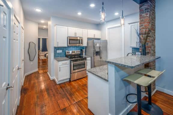 OTR by Findlay+Sleeps 6ppl+King Bed+Balcony+2nd Fl - Image 2