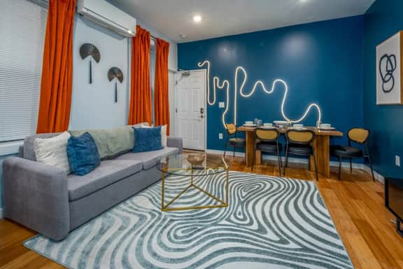 OTR by TQL+King Bed+Parking+wifi+Sleeps 6pp+1st Fl - Image 2
