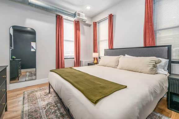 Prime OTR+King Bed+1st Fl+Smart TVs+Sleeps 3+$Park - Apartment - Image 2