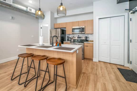 Prime OTR+King Bed+1st Fl+Smart TVs+Sleeps 3+$Park - Apartment - Image 4