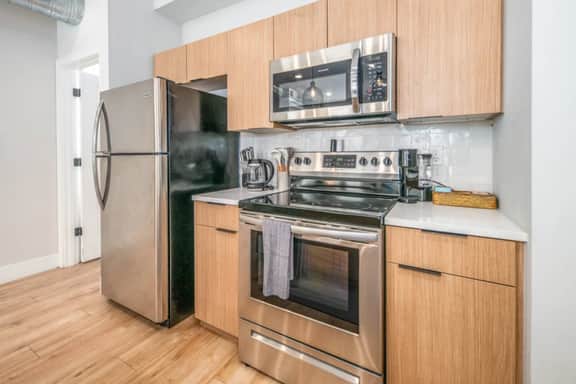 Prime OTR+King Bed+1st Fl+Smart TVs+Sleeps 3+$Park - Apartment - Image 3