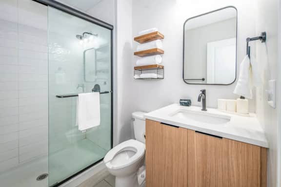 Prime OTR+King Bed+1st Fl+Smart TVs+Sleeps 3+$Park - Apartment - Image 5