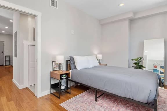 OTR off Vine+Queen Bed+Smart TV+Sleep 3ppl+3rd Fl - Image 1