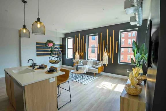 OTR by TQL+King Bed+Smart TV+$ Private Park+3rd Fl - Image 1