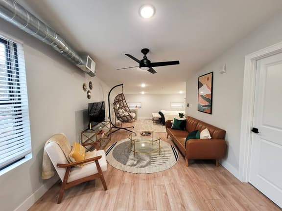 OTR by TQL+Queen Bed+50inTV+ Light Rail+Parking - Image 1