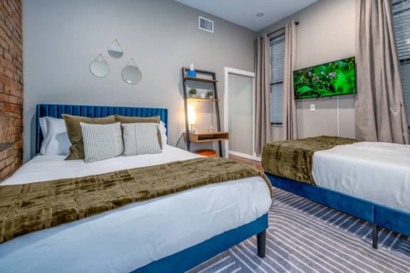 Urban OTR off Vine+2 Queen Beds+Sleep 5ppl+1st Fl - Image 1