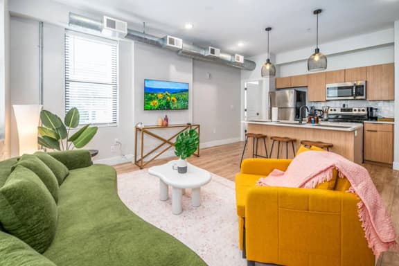 Prime OTR+King Bed+1st Fl+Smart TVs+Sleeps 3+$Park - Apartment - Image 1